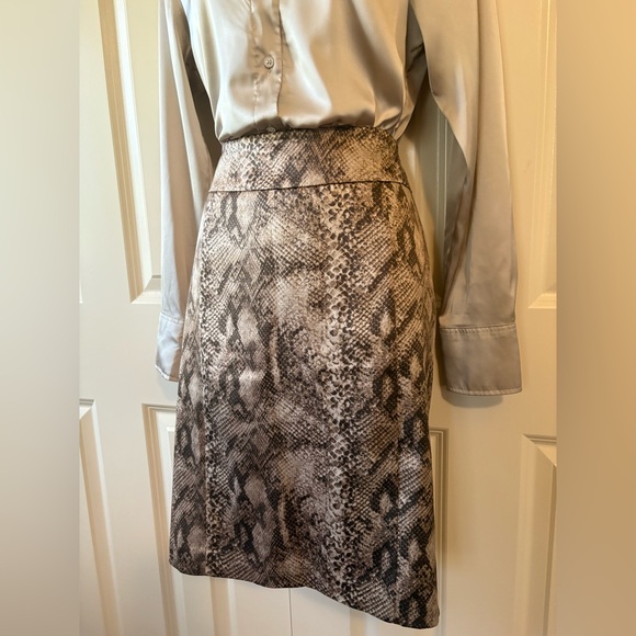 New York & Company Snake Print Pencil Skirt, size 8 - Picture 4 of 8